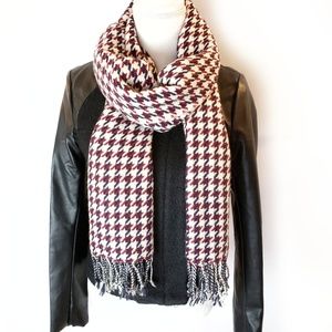 Oversized scottish cashmere houndstooth scarf